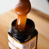 Manuka Honig vom Löffel